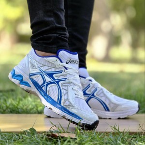 حراااج فوق العاده کفش اسپرت مردانه و پسرانه مدل اسیکس ترند و راحت رنگ مشکی سفید با ارسال رایگان