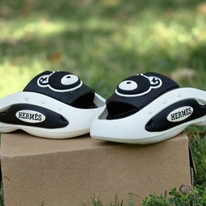 تخفیف  شگفت اور صندل دمپایی زنانه دخترانه  کرومی  مدل جسیکا جدید و مدرن رنگ سفید مشکی با ارسال رایگان