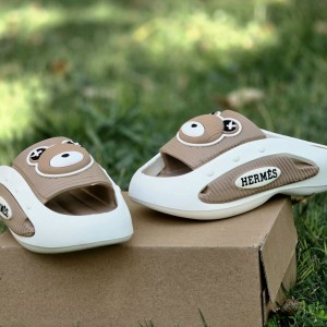 فروش تکرار نشدنی صندل دمپایی زنانه دخترانه  کرومی  مدل جسیکا  نرم و سبک وزن رنگ سفید صورتی  با ارسال رایگان