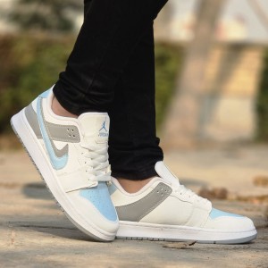 فروش فوق العاده کفش کتونی اسپرت مردانه و پسرانه مدل جردن دونایک (Nike Jordan)  بسیار بادوام رنگ سفید آبی طوسی با ارسال رایگان
