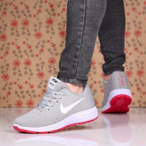 حراج ویژه کفش کتونی اسپرت مردانه و پسرانه مدل نایک رنگ سفید طوسی فوق العاده زیبا و جدید با ارسال رایگان