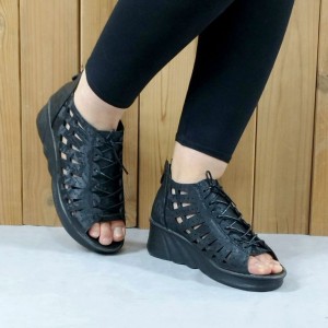 تخفیف شکفت انگیز کفش کتونی اسپرت مردانه و پسرانه مدل کلارک رنگ مشکی زیره سفید  بی نهایت زیبا و شیک با ارسال رایگان