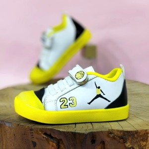 کفش  بچگانه پسرانه مدل جردن 23 زیره پیو رویه چرمی با طراحی شیک و ناز سفید زرد با ارسال رایگان