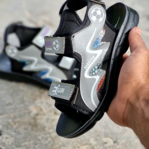 حراج ویژه فصل صندل  تابستانه بچگانه پسرانه  باطرحی خاص مشکی  طوسی با ارسال رایگان