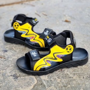 حراج فوق العاده صندل   تابستانه بچگانه پسرانه  باطرحی خاص و شیک  مشکی  زرد  با ارسال رایگان