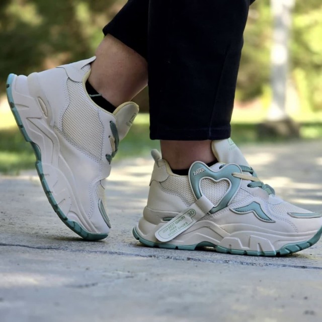 حراج فوق العاده کفش کتونی اسپرت زنانه دخترانه قلبی مدل زارا مناسب خانم های شیک پسند رنگ کرم سبز باارسال رایگان