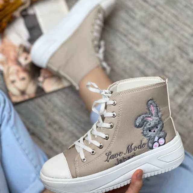 فروش ویژه  کفش اسپرت زنانه دخترانه  مدل الستار خرگوشی فوق العاده سبک و خوش پا رنگ سفید کرم  باارسال رایگان