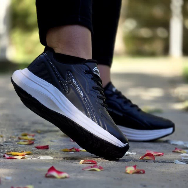 حراج جذاب کفش کتونی اسپرت زنانه دخترانه مدل فشیون  خاص و ویژه رنگ مشکی زیره سفید با ارسال رایگان کد 4434