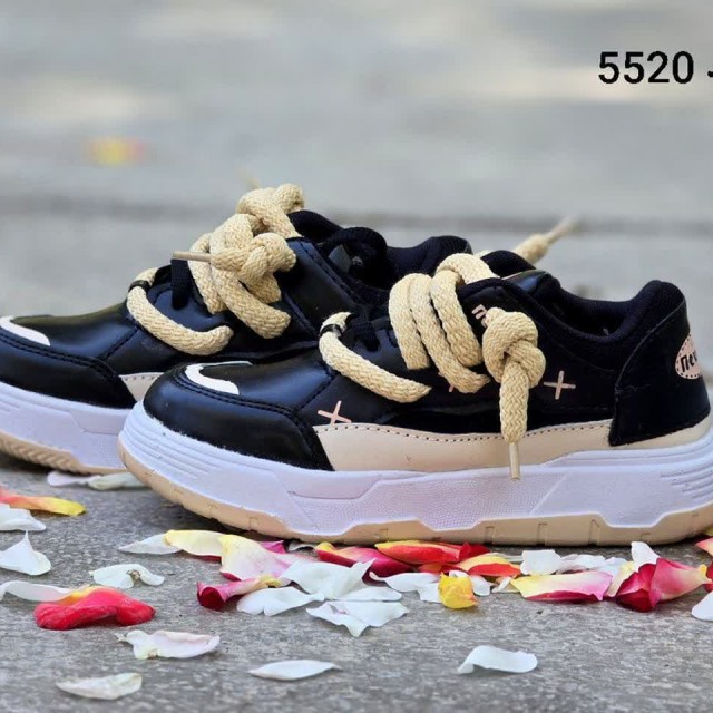 حراج  ویژه کفش اسپرت بچگانه مدل نیوشیتا جذاب ودلبر رنگ مشکی کرم با ارسال رایگان  کد 5520