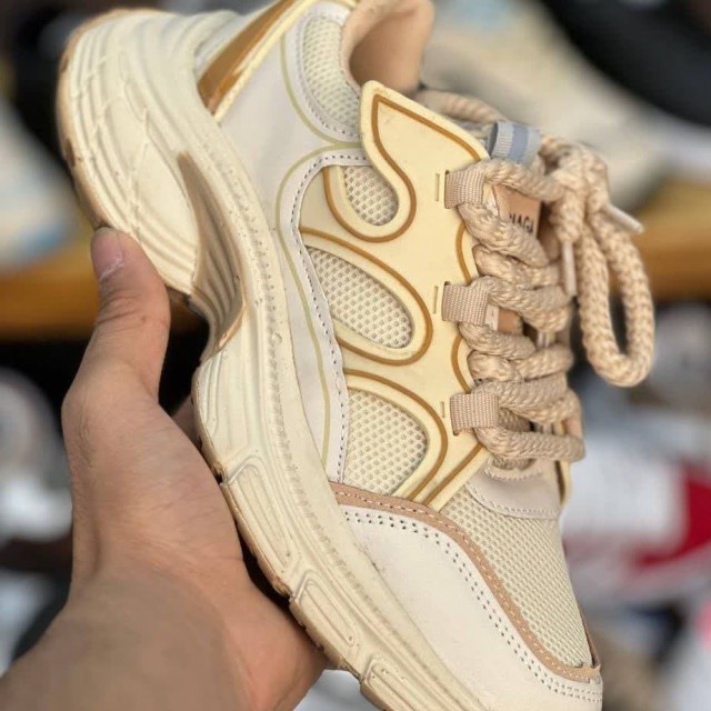 حراج پاییزه کفش کتونی اسپرت زنانه دخترانه مدل بالنسیاگا  ویژه شیک پوشان رنگ کرمی با ارسال رایگان