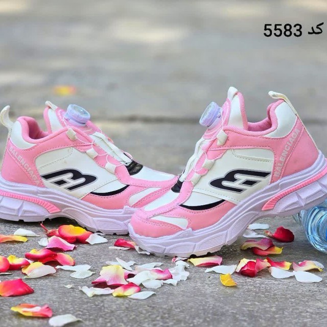 فروش ویژه این هفته کفش کتونی اسپرت بچگانه پمپی  مدل بالنسیاگا  یه طرح جدید و سبک  رنگ سفید صورتی  با ارسال رایگان کد 5583
