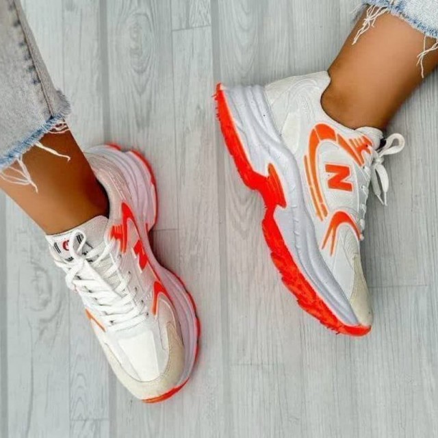 تخفیف فوق العاده کفش کتونی اسپرت زنانه دخترانه مدل نیوبالانس  زیبا و خاص رنگ سفید نارنجی  با ارسال رایگان