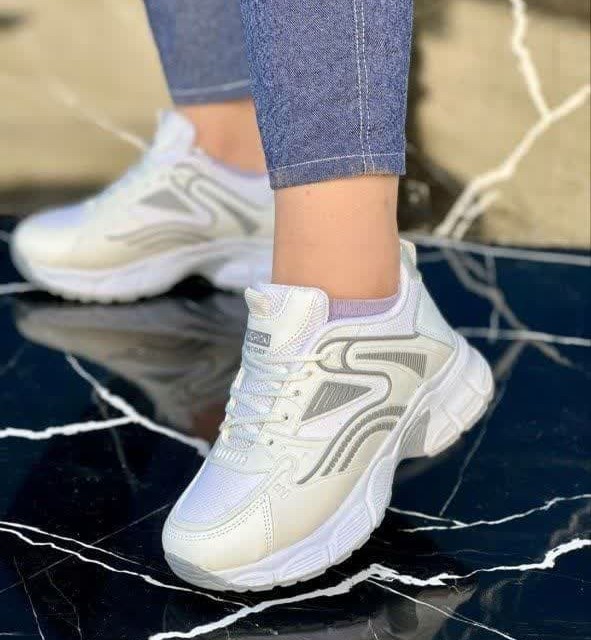 فروش جذاب کفش کتونی اسپرت زنانه دخترانه مدل ABCDE  ویژه و خاص رنگ سفید طوسی  باارسال رایگان