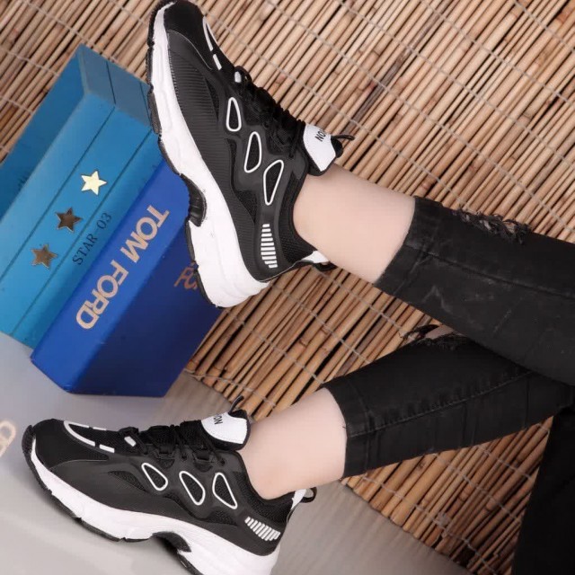 افر ویژه کفش کتونی اسپرت زنانه دخترانه مدل اشکی جدید و مقاوم  رنگ مشکی سفید باارسال رایگان