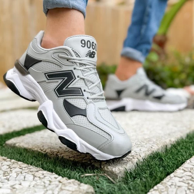 فروش استثنایی کفش کتونی اسپرت مردانه و پسرانه مدل نیوبالانس خاص و منحصر به فرد رنگ  طوسی مشکی  با ارسال رایگان