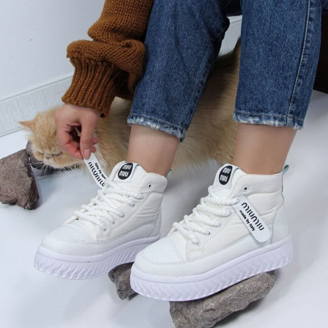 فروش فوق العاده کفش نیم بوت زنانه دخترانه یه مدل شیک و زیبا رنگ سفید باارسال رایگان