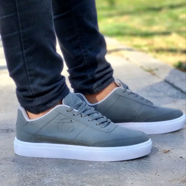 فروش ویژه کفش  اسپرت ونس مردانه پسرانه شبرنگ مدل ورساچه زیبا و به روز رنگ طوسی زیره سفید باارسال رایگان