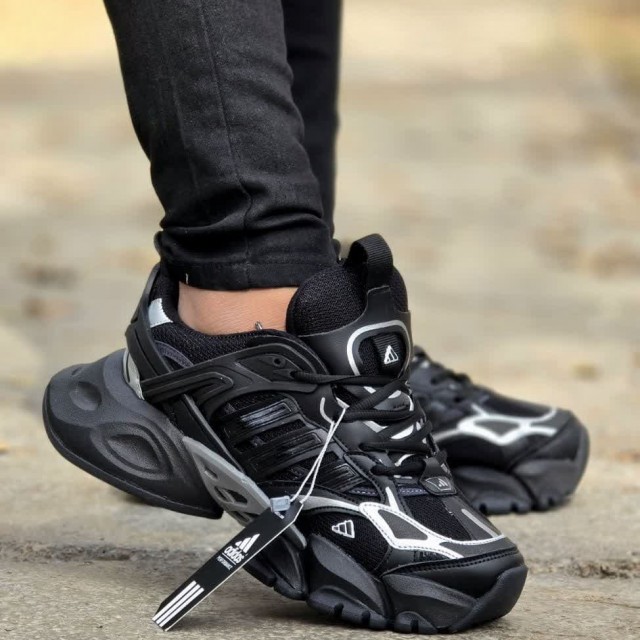 حراج ویژه کفش کتونی اسپرت مردانه پسرانه  مدل ادیداس دیلاکس یه کار فوق العاده با کیفیت رنگ مشکی طوسی با ارسال رایگان