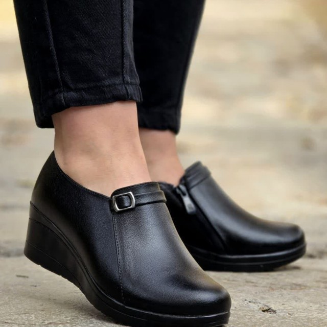 فروش  فوق العاده کفش راحتی اداری زنونه سبک و راحت کار شده رنگ مشکی  باارسال رایگان