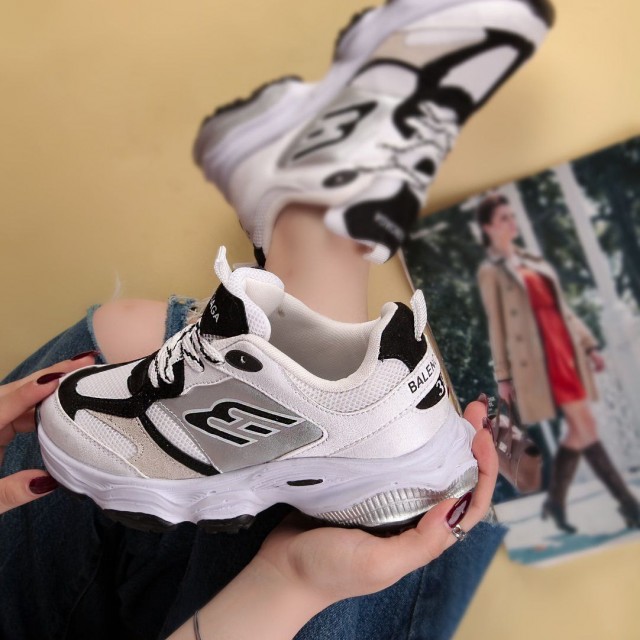 فروش ویژه کفش کتونی اسپرت زنانه و دخترانه مدل بالنسیاگا رنگ سفید مشکی  خاص و مدرن با ارسال رایگان