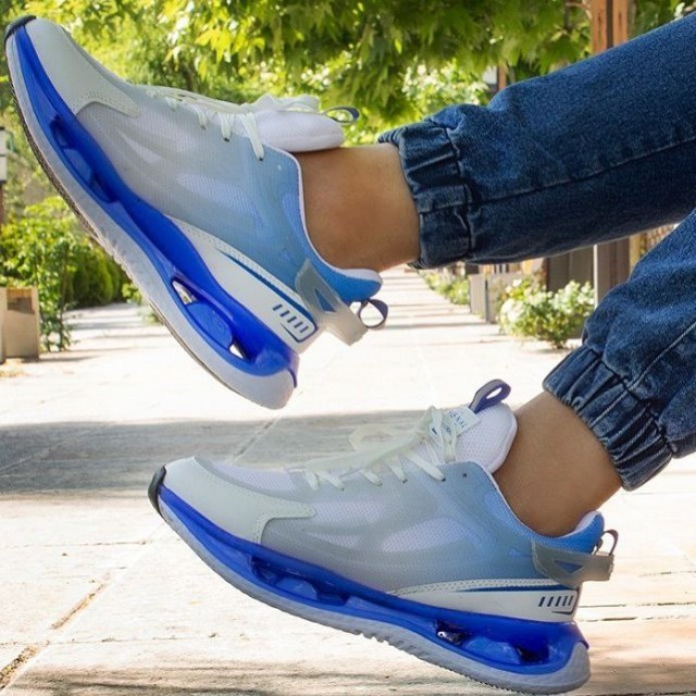 حراج ویژه کفش کتونی اسپرت مردانه و پسرانه مدل نایک پمپی  رنگ سفید آبی  زیره کپسولی فوق العاده راحت با ارسال رایگان