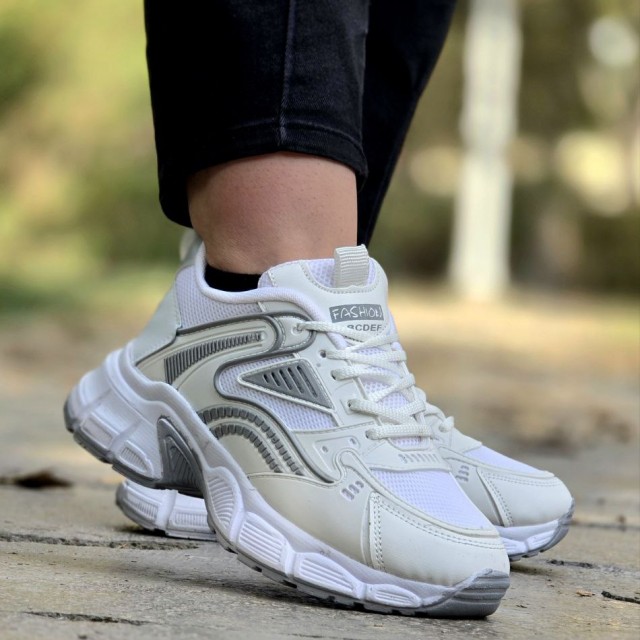 فروش شگفت انگیز کفش کتونی اسپرت زنانه و دخترانه مدل ABCDE  رنگ سفید طوسی یه کار جدید و مدرن با ارسال رایگان