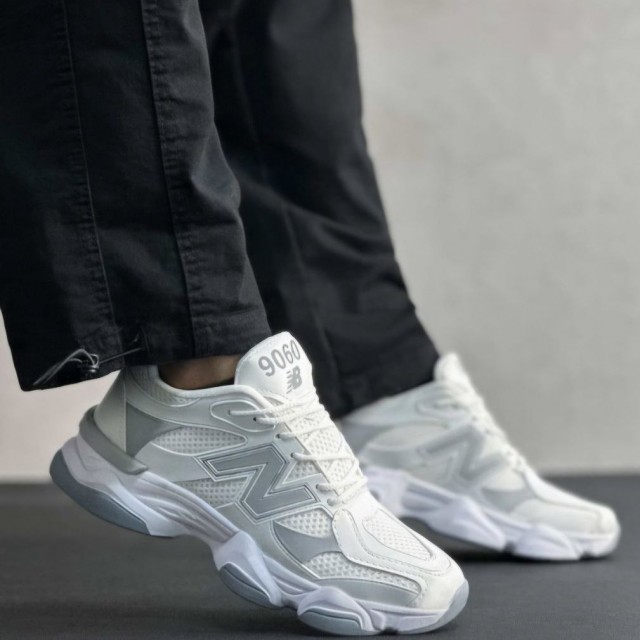 تخفیف  ویژه کفش کتونی مردانه و پسرانه مدل نیوبالانس رنگ سفید طوسی  یه کار راحت و مناسب پیاده روی با ارسال رایگان