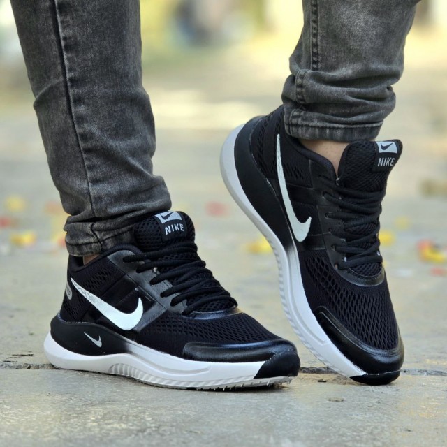 حراج واقعی کفش کتونی اسپرت مردانه و پسرانه مدل نایک رنگ مشکی زیره سفید مناسب برای باشگاه و ورزش با ارسال رایگان