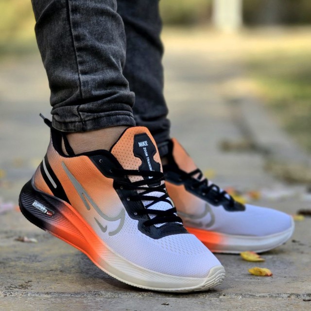 حراج ویژه کفش کتونی اسپرت مردانه و پسرانه مدل نایک رنگ سفید نارنجی زیره پیو  فوق العاده راحت مناسب پیاده روی با ارسال رایگان