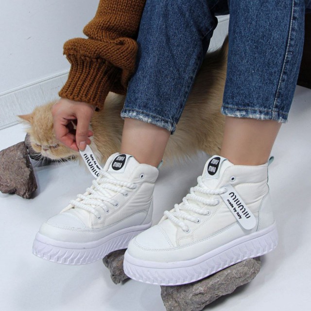 بمب تخفیف جدید ترین نیم بوت دخترانه و زنانه مدل جدید رنگ سفید فوق العاده زیبا و با کیفیت با ارسال رایگان