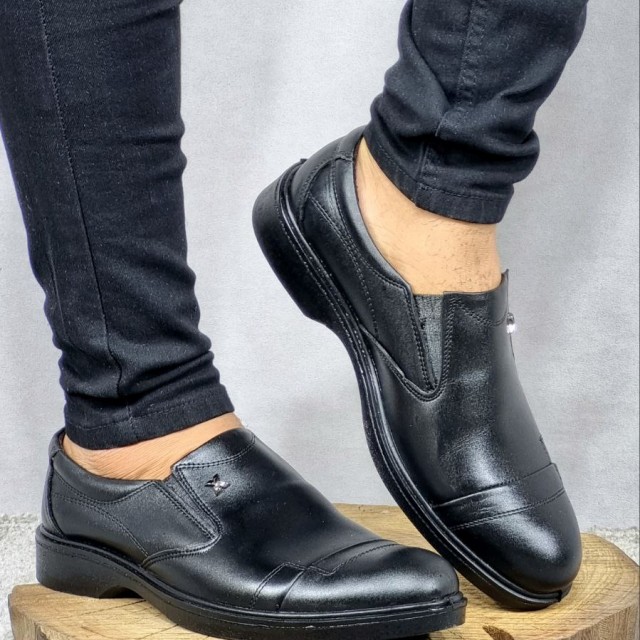 بمب تخفیف ویژه کفش چرمی طبیعی مردانه و پسرانه رنگ مشکی یه کار شیک و مناسب برای افراد خوش پوش با ارسال رایگان