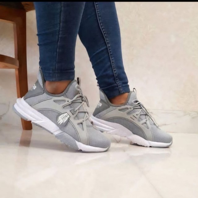 فروش شگفت انگیز این هفته کفش کتونی مردانه و پسرانه مدل بافت رنگ طوسی زیره سفید مناسب برای باشگاه فوق العاده نرم و راحت با ارسال رایگان