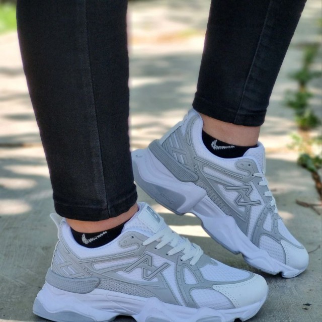 حراج ویژه کفش کتونی اسپرت زنانه و دخترانه مدل نیوبالانس رنگ سفید طوسی  فوق العاده خوشپا و یه کار مدرن با ارسال رایگان