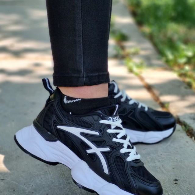 حراج ویژه  کفش کتونی اسپرت دخترانه و زنانه مدل آسیکس رنگ مشکی  سفید زیره پیو مناسب برای افراد شیک پوش با ارسال رایگان