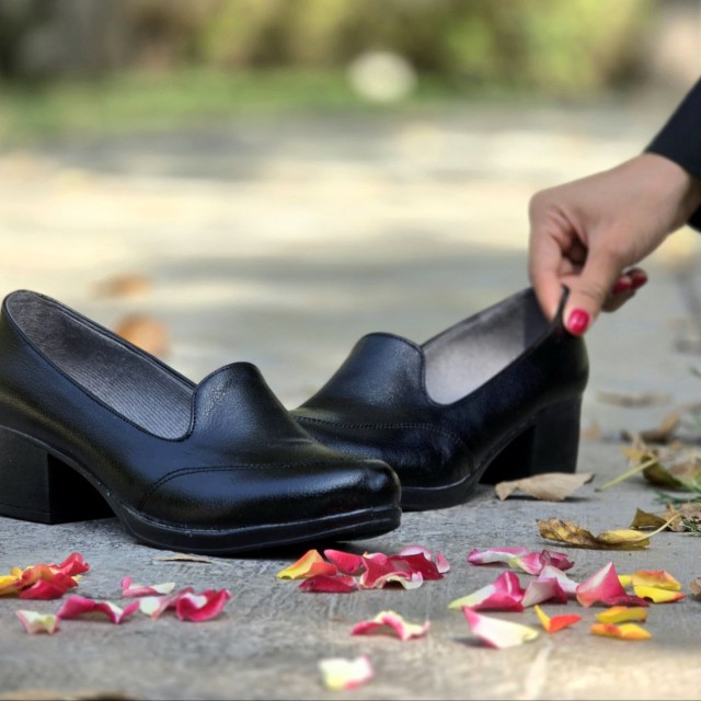 حراج کفش بزرگپا زنانه  طبی راحتی اداری زیبا و ویژه رنگ مشکی باارسال رایگان