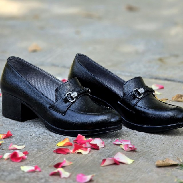 فروش  خاص کفش بزرگپا  طبی راحتی اداری زنانه باکیفیت و بادوام رنگ مشکی باارسال رایگان