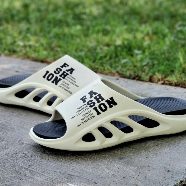 حرااااجی دمپایی مردانه مدل آمازون  بسیار راحت رنگ سفید مشکی باارسال رایگان