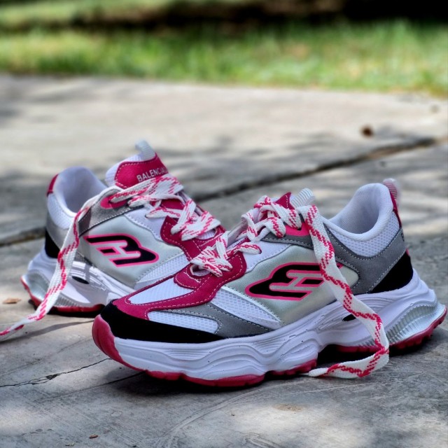 تخفیف ویژه کفش  کتونی اسپرت زنانه دخترانه مدل  بالنسیاگا  مناسب خانوم های شیک پسند رنگ  سفید صورتی باارسال رایگان