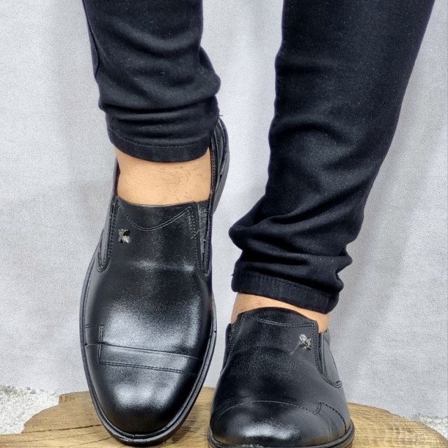 حراج خاص کفش  چرم طبیعی تبریز مردانه جذاب و راحت رنگ مشکی باارسال رایگان