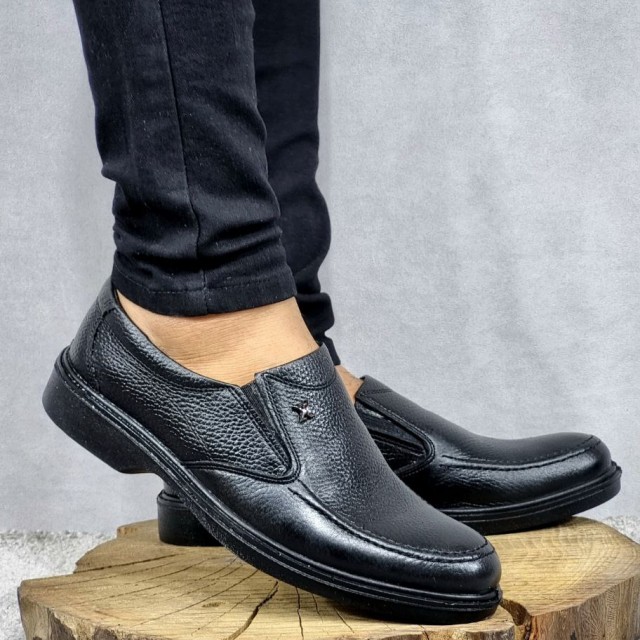 فروش بی نظیر  کفش چرم طبیعی مردانه شیک و راحت رنگ مشکی باارسال رایگان