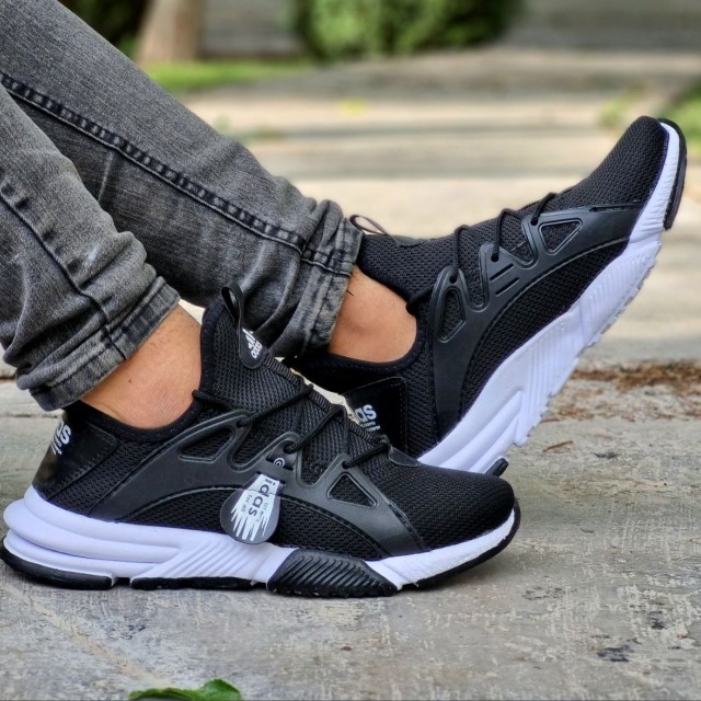 فروش جذاب کفش اسپرت مردانه  مدل پیاده روی بافت جورابی یه مدل عالی رنگ مشکی سفید باارسال رایگان