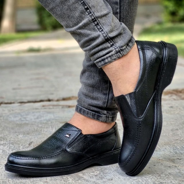 حراجی  کفش چرم اصل طبیعی  تبریز مردانه خاص و باکیفیت رنگ مشکی باارسال رایگان