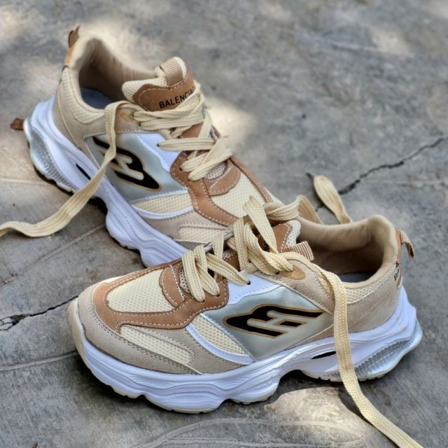 فروش دلبرانه کفش کتونی اسپرت زنانه دخترانه مدل  بالنسیاگا خاص و پرفروش رنگ کرم قهوه ای باارسال رایگان