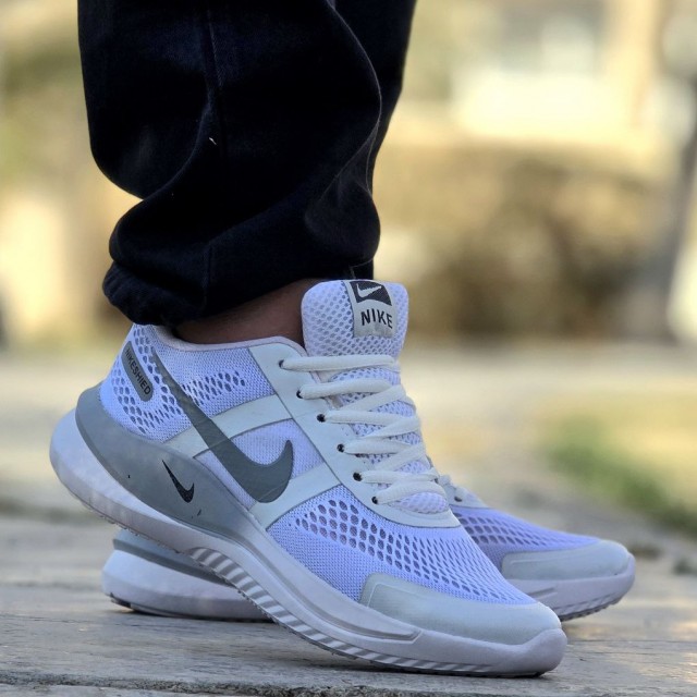 فروش ویژه کفش کتونی اسپرت مردانه و پسرانه مدل نایک  رنگ سفید طوسی راحت و مناسب پیاده روی با ارسال رایگان