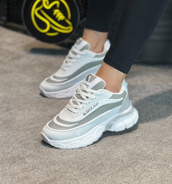 حراااااجی کفش اسپرت  زنانه دخترانه مدل فشیون پروانهای سبک و راحت رنگ سفید طوسی  باارسال رایگان