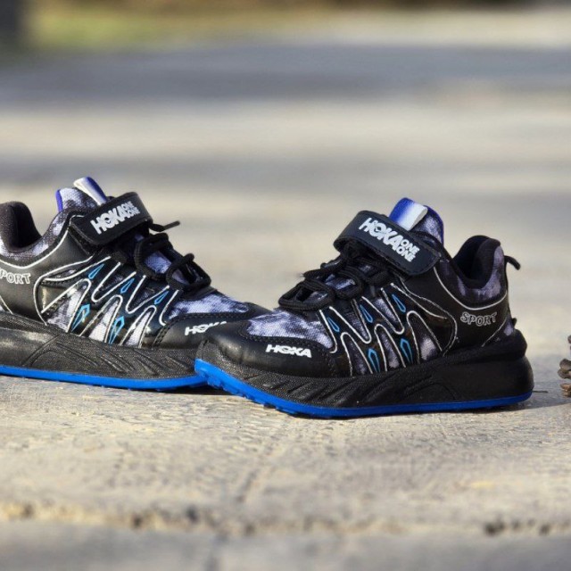 فروش هیجان انگیز کفش اسپرت بچگانه مدل هوکا رنگ مشکی آبی فوق العاده شیک و زیبا با ارسال رایگان