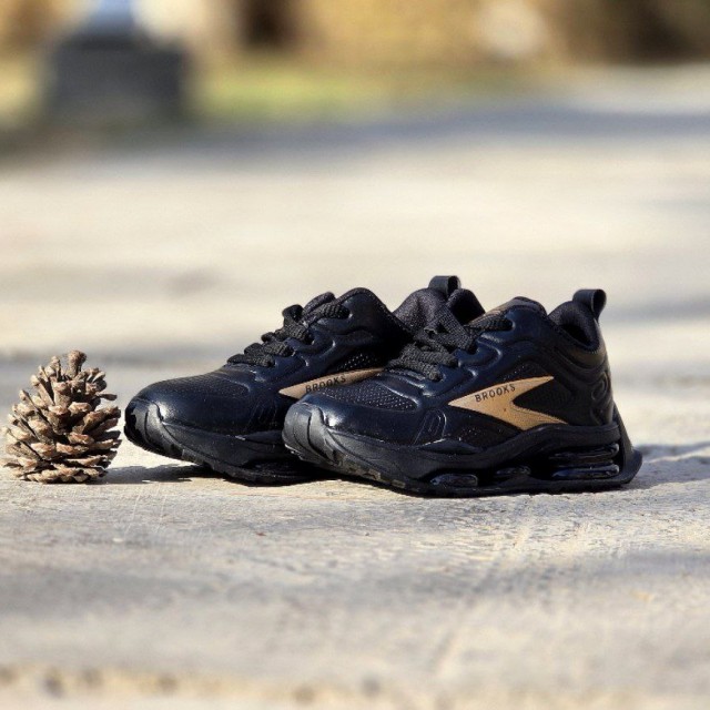 حراج فوق العاده کفش اسپرت بچگانه مدل بروکس رنگ مشکی طلایی یه کار با کیفیت و مدرن با ارسال رایگان