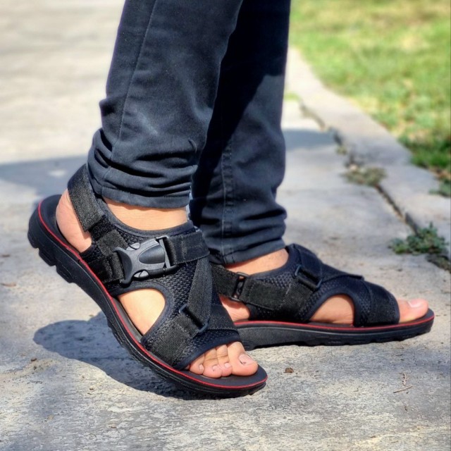 حراج ویژه دمپایی صندل  مردانه و پسرانه  چسبی زیره  پیو راحت و نرم  رنگ مشکی شیک و سبک با ارسال رایگان