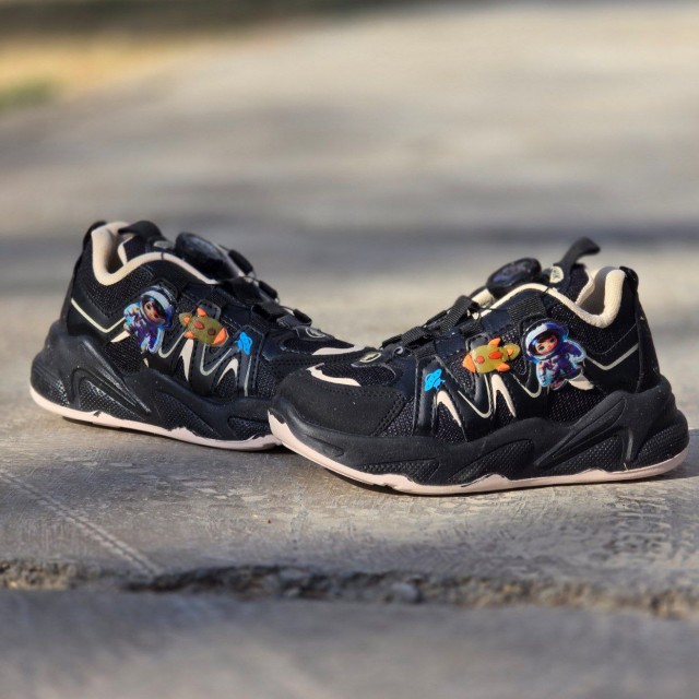 فروش فوق العاده کفش اسپرت بچگانه پمپی پیچی مدل فضانورد سبک و راحت رنگ مشکی کرم باارسال رایگان