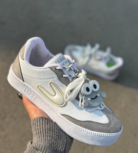 فروش فوق العاده کفش اسپرت زنانه دخترانه مدل ونس قورباغه‌ای  پرفروش و پرطرفدار رنگ سفید طوسی  باارسال رایگان